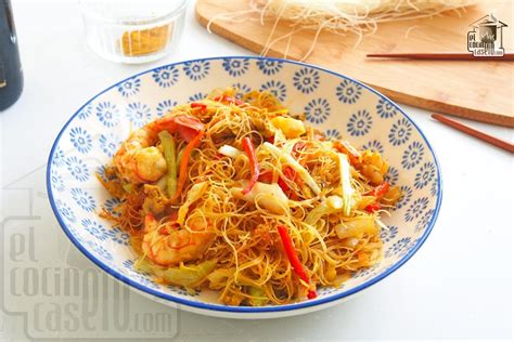Fideos de arroz fritos y crujientes como guarnición