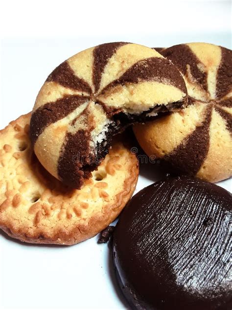 Diagrama de cómo cortar y ensamblar las galletas de vainilla y chocolate para crear la forma de flor