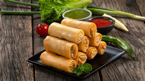 Infografía con ideas para personalizar los rollitos de primavera con diferentes rellenos y verduras.