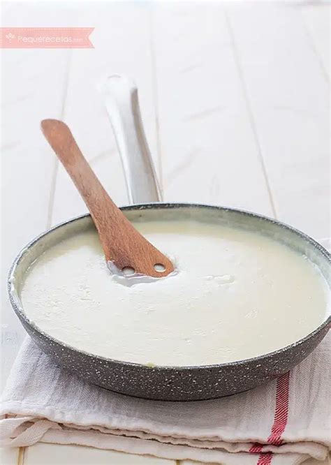 Salsa bechamel cremosa en una cacerola