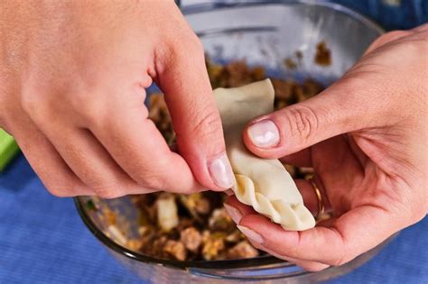 Manos armando empanadas con repulgue