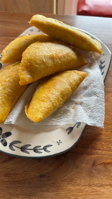 Empanadas recién fritas y doradas sobre papel absorbente