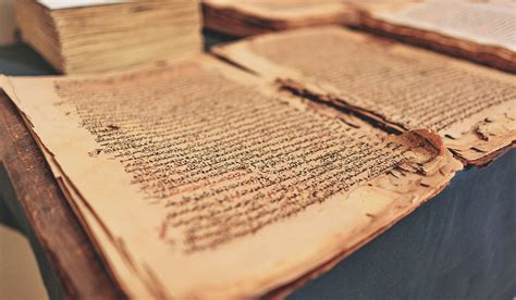 Manuscrito antiguo con filosofía o proverbios