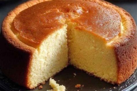 Ilustración de pastel de mantequilla cortado, mostrando su textura densa
