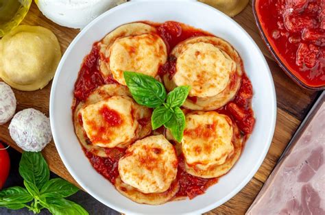 Plato de sorrentinos recién hechos con salsa cremosa