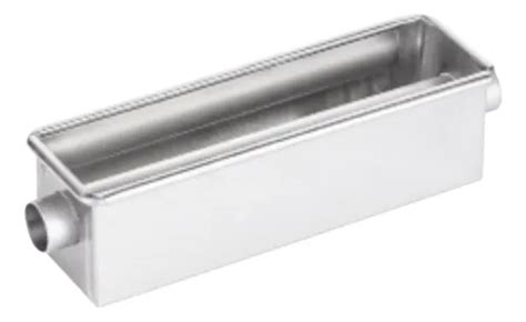 Molde para budín con tubo central, listo para verter la masa.