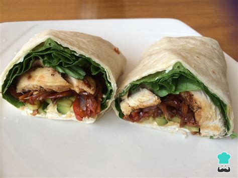fotografia de cerca de un wrap de lechuga relleno con pollo y vegetales, cortado por la mitad