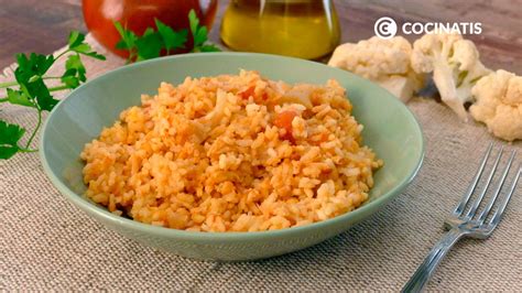 Arroz de coliflor salteándose en una sartén con especias