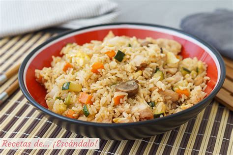 Plato de arroz de coliflor estilo Yakimeshi con tofu y verduras