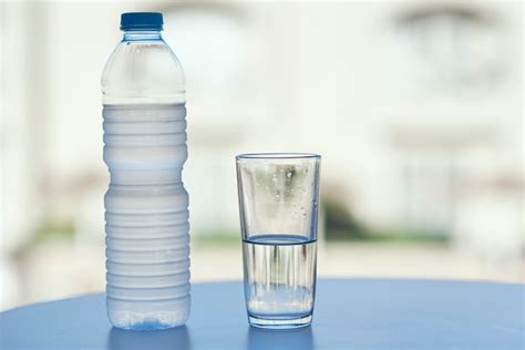 Fotografía de una mesa turca con una botella de raki, vasos cilíndricos, agua y una variedad de platillos meze.