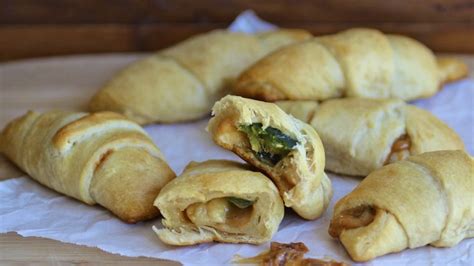Fotografía de cuernitos rellenos de brevas y arequipe