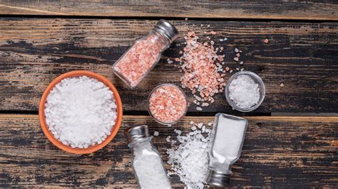 Variedad de métodos para evitar que la sal se humedezca: arroz, café, frijoles