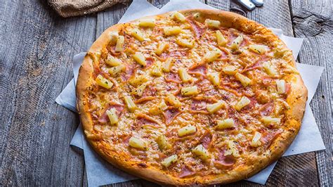 Comparación de una pizza tradicional italiana con una pizza hawaiana
