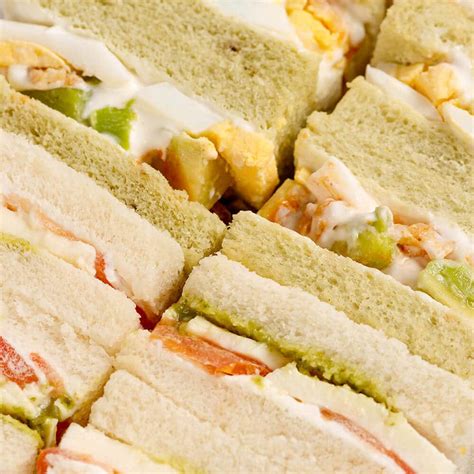 Ilustración de una bandeja variada de mini sandwiches para eventos corporativos