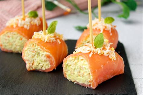Plato de rollitos de salmón ahumado rellenos