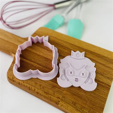 Detalle de un cortador de galletas impreso en 3D mostrando su textura y forma