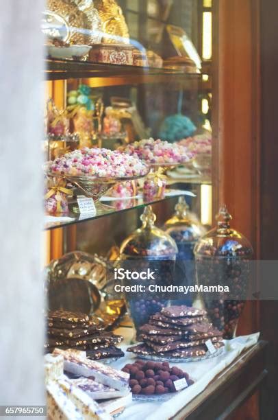 variedad de chocolates veganos en un escaparate