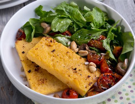 Fotografía de una barra de polenta con queso y vegetales asados