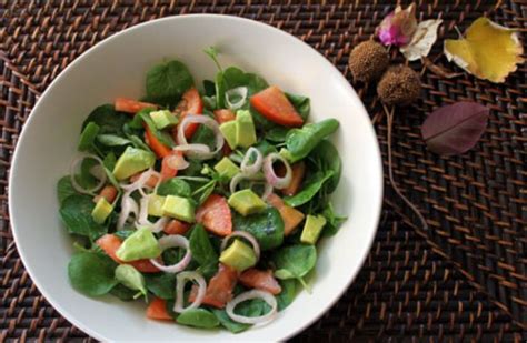 Ensalada fresca de berros con rodajas de naranja y aguacate
