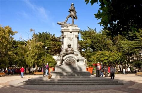 Mapa turístico de la zona de la Plaza de Armas de Punta Arenas señalando puntos de interés gastronómico.