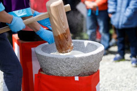 Preparación tradicional de mochi (Mochitsuki) en Japón con mazos y mortero