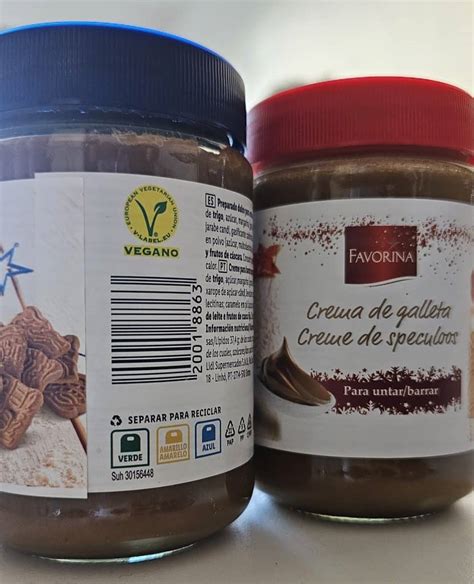 Crema de queso vegana con algas dulse extendida sobre un papel de hornear, lista para ser envuelta.
