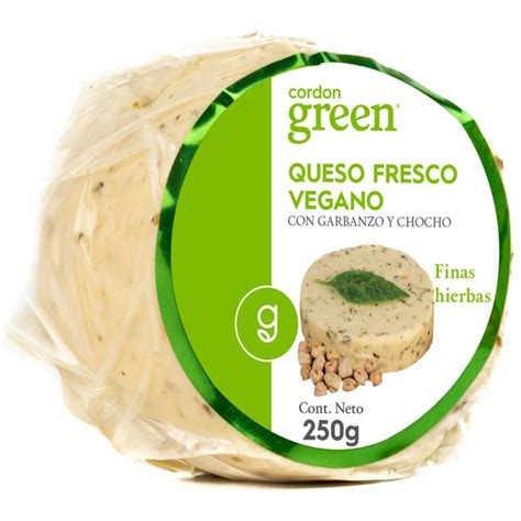 Queso fresco vegano casero recién desmoldado y salado.