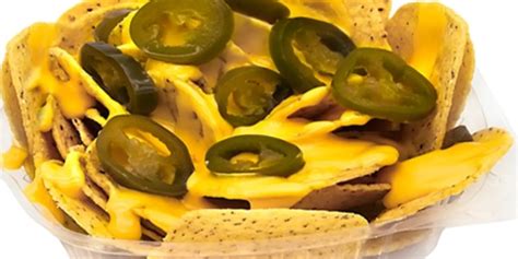 Bol con salsa de queso vegana servida con nachos y crudités de vegetales.