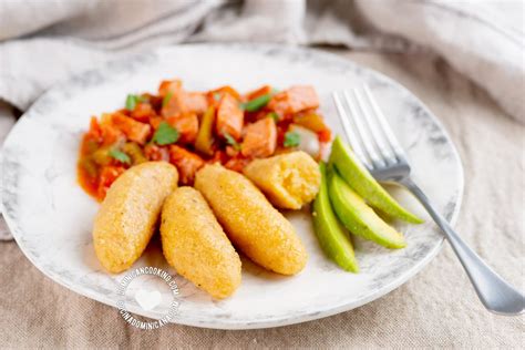Bollitos de maíz tradicionales en un plato