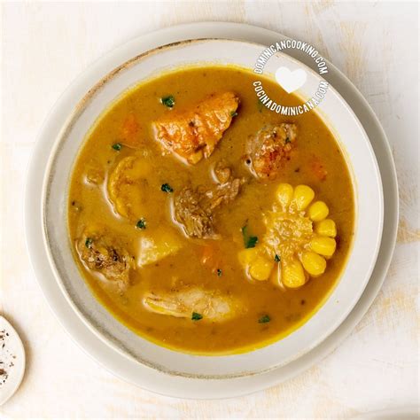 Sancocho dominicano con bollitos de maíz