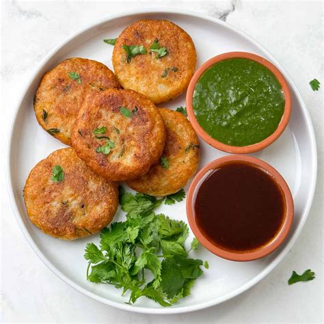 Aloo Tikki recién preparadas y doradas