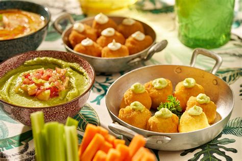 Colección de salsas caseras para acompañar croquetas