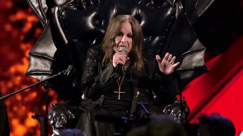 Ozzy Osbourne actuando con su característica energía