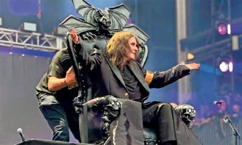 Ozzy Osbourne con murciélago falso en concierto