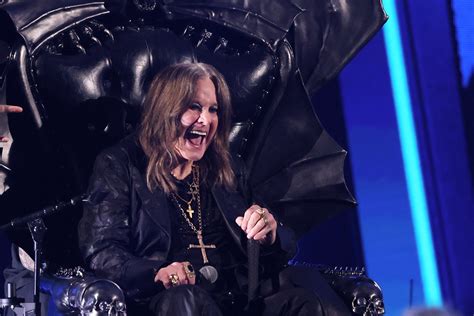 Ozzy Osbourne en un evento con ejecutivos discográficos