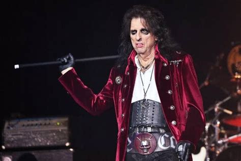 Alice Cooper con su característico maquillaje en el escenario