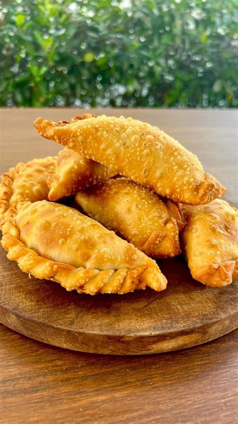 Fotografía de empanadas fritas doradas y crujientes recién salidas del aceite