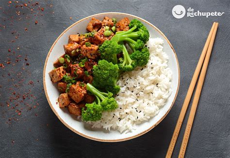 Imagen de un plato colorido y apetitoso hecho a base de tofu, verduras y arroz.