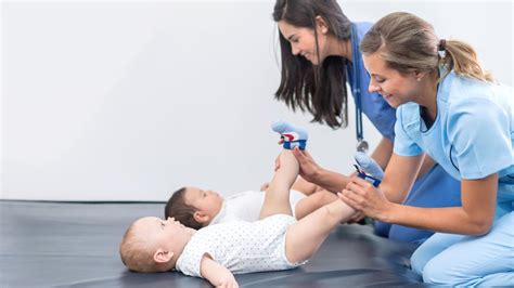 Un fisioterapeuta pediátrico adaptando ejercicios para un niño en cama