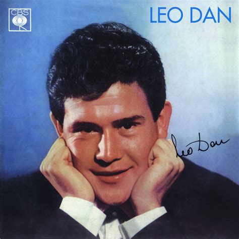 Portada del disco o imagen representativa de Leo Dan en el escenario