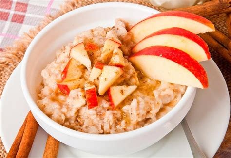 Imagen de pan dulce de avena con manzana y pasas recién horneado, un postre saludable y lleno de fibra.