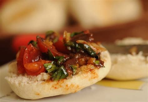 Pebre chileno en un cuenco junto a pan amasado