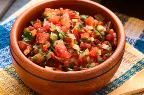 Variedad de platos chilenos acompañados de pebre