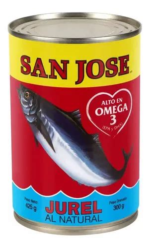 Conjunto de ingredientes frescos y el jurel en lata, listos para la preparación de la receta.