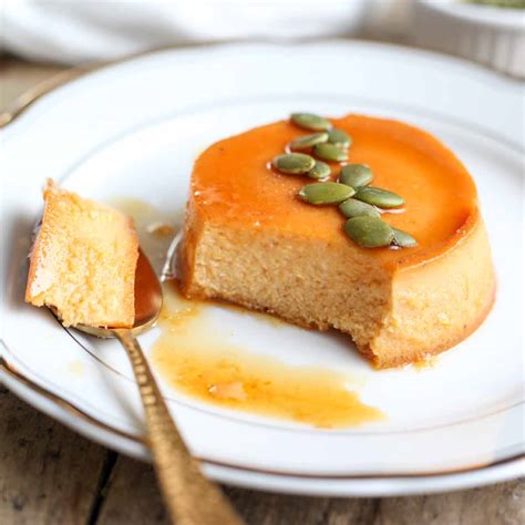Flan de calabaza desmoldado, listo para servir, con caramelo