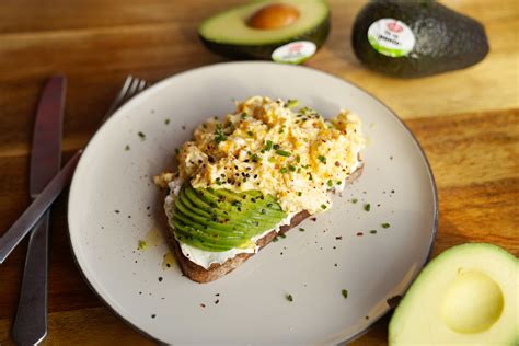 Envuelto de lechuga con huevos revueltos, trozos de tocino crujiente y aguacate cremoso
