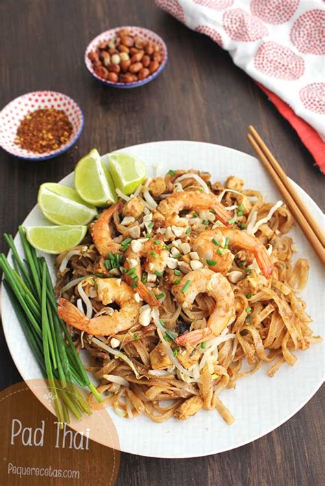 Ingredientes frescos para Pad Thai: fideos de arroz, brotes de soja, cebolleta, cacahuetes, lima, chiles