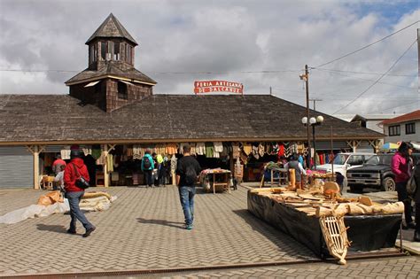 Mercado de Dalcahue con puestos de comida y mesas compartidas