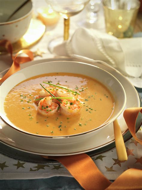Plato de crema de marisco navideña elegantemente emplatado