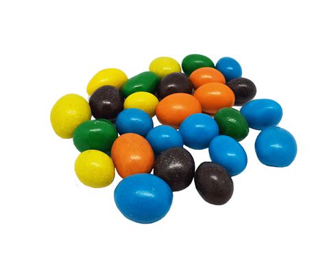 Fotografía macro de bolitas de chocolate confitado de colores brillantes (tipo grageas)